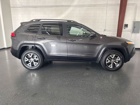 Used 2016 Jeep Cherokee Trailhawk w/ Leather Interior Group image 3