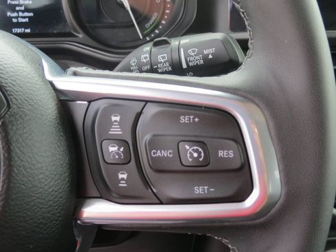 Used 2025 Jeep Wrangler Unlimited Sahara AWD/4WD image 17