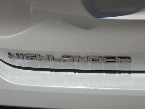 Used 2021 Toyota Highlander XLE FWD image 12