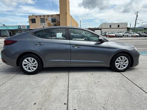Used 2020 Hyundai Elantra SE FWD image 15