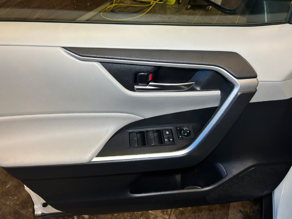Used 2020 Toyota RAV4 XLE AWD/4WD image 21