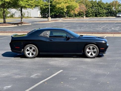 Used 2018 Dodge Challenger SXT image 9