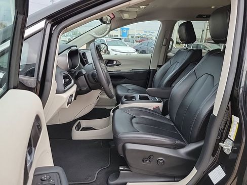 Used 2024 Chrysler Pacifica Touring-L image 8