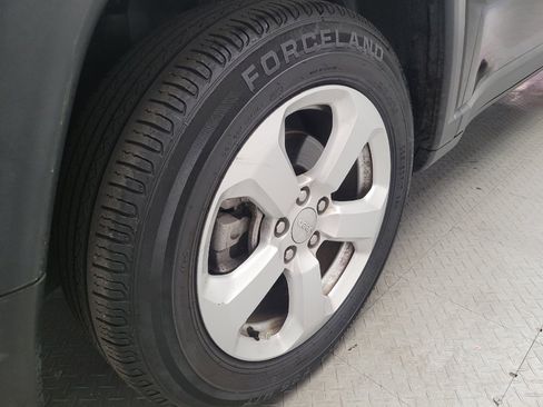 Used 2018 Jeep Compass Latitude FWD image 31
