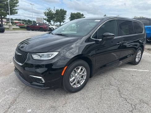 New 2025 Chrysler Pacifica Select w/ Uconnect Theater Family Group image 13