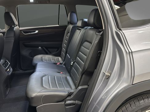 Used 2024 Volkswagen Atlas SEL AWD/4WD image 23