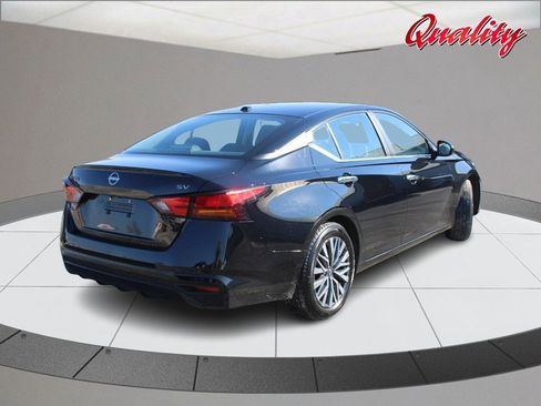 Used 2024 Nissan Altima 2.5 SV image 3