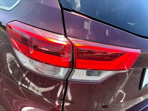 Used 2018 Toyota Highlander XLE AWD/4WD image 31