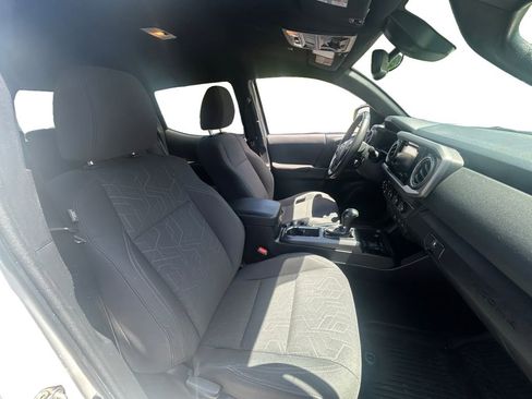 Used 2019 Toyota Tacoma TRD Off-Road w/ Technology Package AWD/4WD image 15