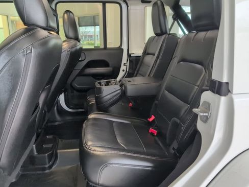 Used 2019 Jeep Wrangler Unlimited Sahara image 32