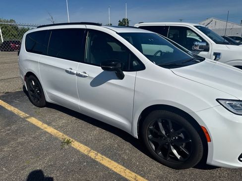 Used 2025 Chrysler Pacifica Limited FWD image 24