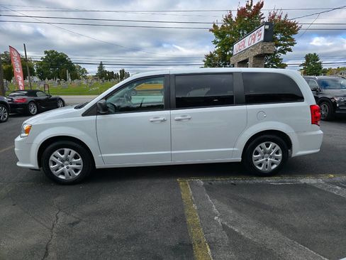Used 2018 Dodge Grand Caravan SE w/ UConnect Hands-Free Group image 6