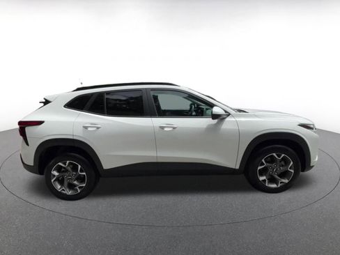 Used 2025 Chevrolet Trax LT FWD image 16