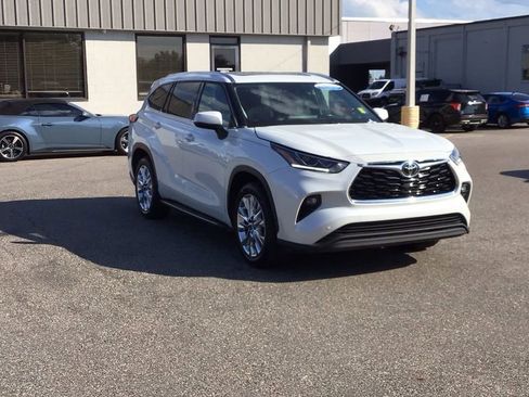 Used 2023 Toyota Highlander Limited image 3