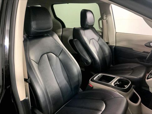 Used 2024 Chrysler Pacifica Touring-L FWD image 7