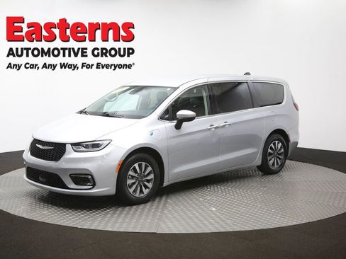 Used 2023 Chrysler Pacifica Touring-L FWD image 58