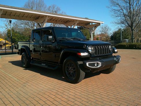 Used 2024 Jeep Gladiator Sport image 3