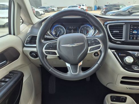 Used 2018 Chrysler Pacifica Touring-L image 13