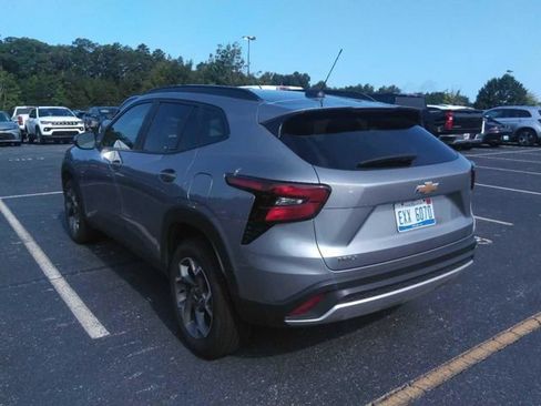 Used 2025 Chevrolet Trax LT FWD image 2