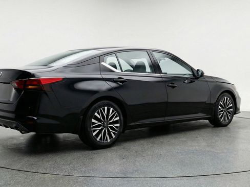 Used 2025 Nissan Altima 2.5 SV image 9