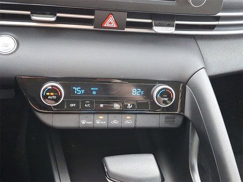 Used 2023 Hyundai Elantra SEL image 17