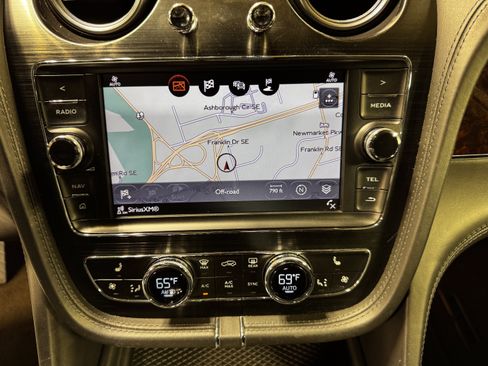 Used 2018 Bentley Bentayga AWD/4WD image 25