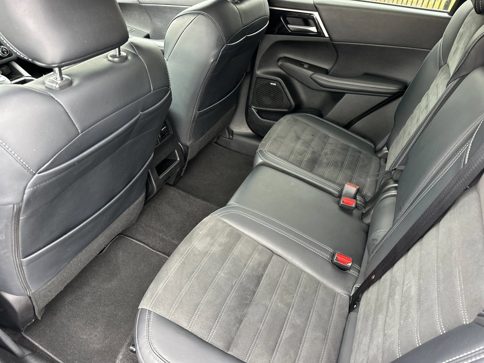 Used 2025 Mitsubishi Outlander SE FWD image 11