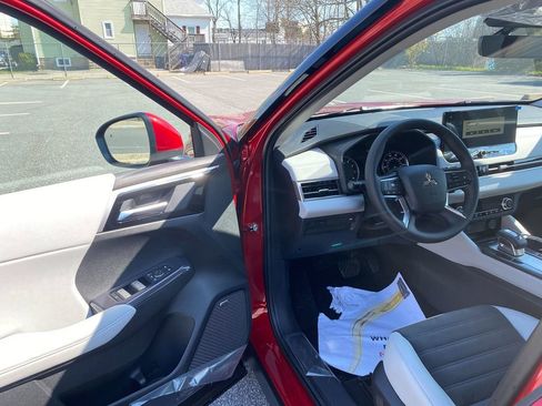 New 2025 Mitsubishi Outlander SE image 10