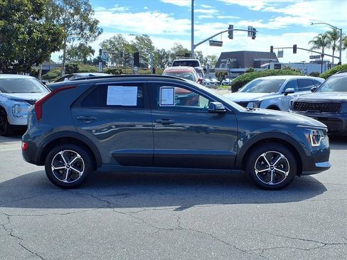 Certified 2025 Kia Niro EX image 6