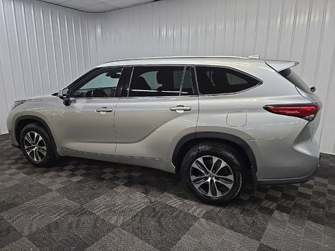 Used 2020 Toyota Highlander XLE AWD/4WD image 4