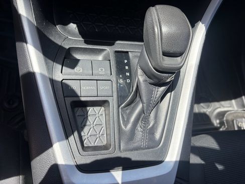 Used 2020 Toyota RAV4 LE FWD image 23