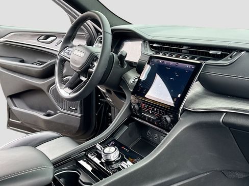 Used 2023 Jeep Grand Cherokee Overland w/ Luxury Tech Group IV image 5