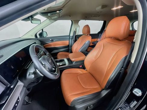 Used 2025 Kia Carnival EX FWD image 22