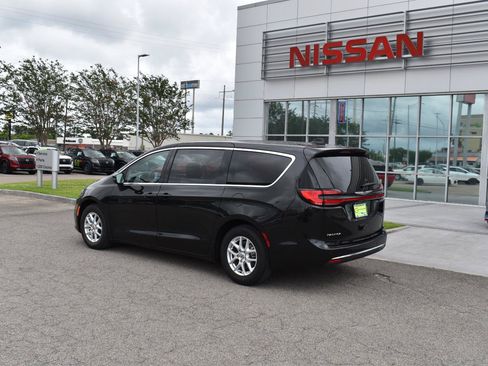 Used 2023 Chrysler Pacifica Touring-L FWD image 6