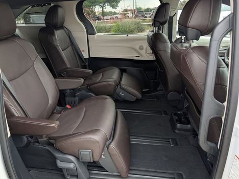 Used 2024 Toyota Sienna Platinum FWD image 32