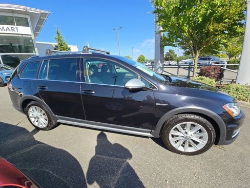 Used 2017 Volkswagen Golf Alltrack S image 3