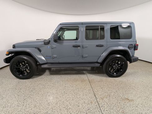 Used 2025 Jeep Wrangler Sahara AWD/4WD image 4