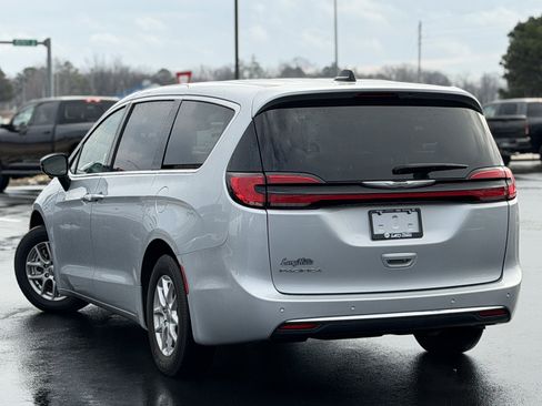 Used 2024 Chrysler Pacifica Touring-L image 6