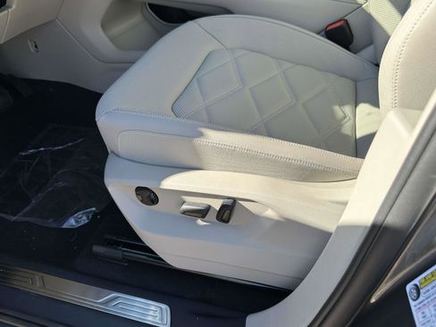 New 2025 Volkswagen Atlas SE image 19