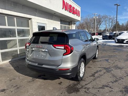 Used 2024 GMC Terrain SLE image 2