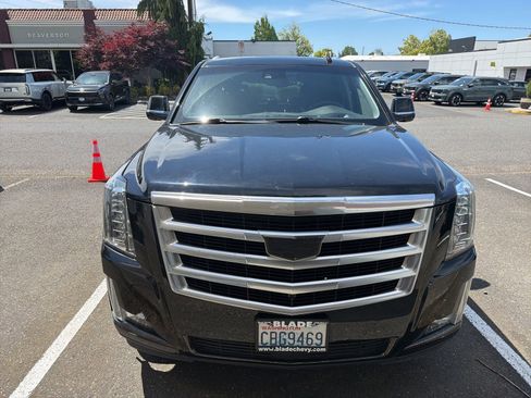 Used 2016 Cadillac Escalade Premium AWD/4WD image 2
