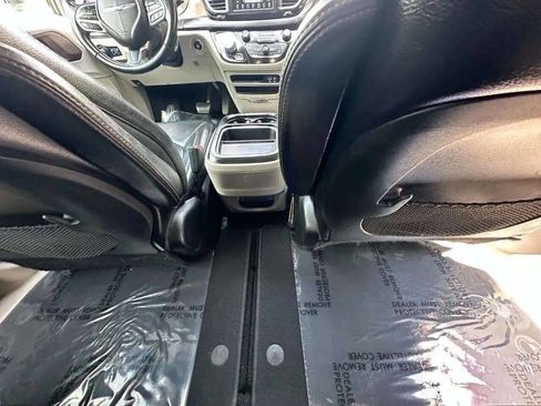 Used 2018 Chrysler Pacifica Touring-L image 33