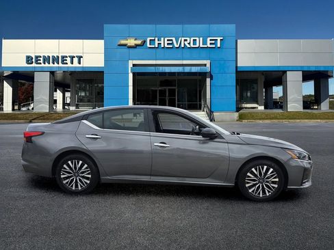 Used 2025 Nissan Altima 2.5 SV FWD image 7