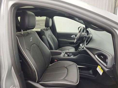 New 2026 Chrysler Pacifica Limited w/ S Appearance Package image 28