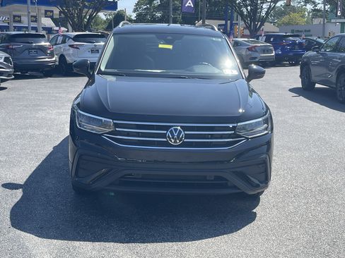 Used 2023 Volkswagen Tiguan SE w/ Panoramic Sunroof Package FWD image 3