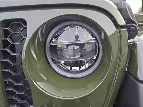 Certified 2022 Jeep Gladiator Sport AWD/4WD image 30