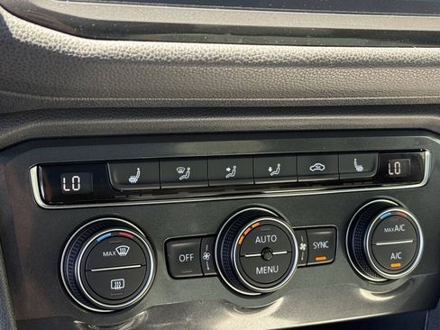 Used 2018 Volkswagen Tiguan SE w/ Panoramic Sunroof Package FWD image 12