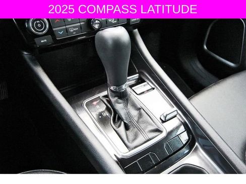 Used 2025 Jeep Compass Latitude image 28