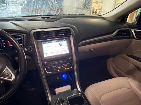 Used 2017 Ford Fusion SE w/ Fusion SE Technology Package FWD image 7