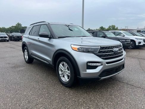 Certified 2023 Ford Explorer XLT w/ Equipment Group 202A AWD/4WD image 3